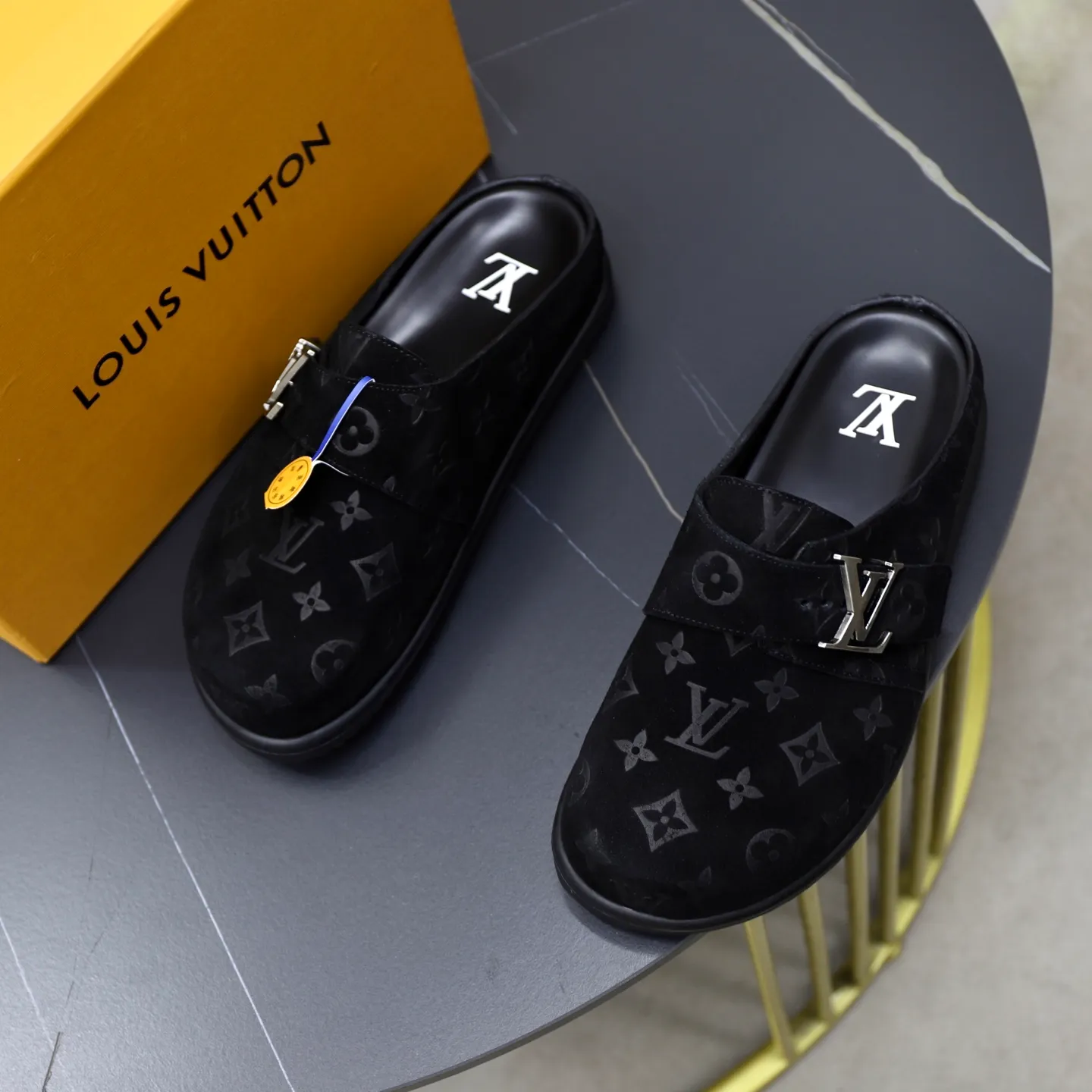 Ex-factory price: 520💰🙅‍♂️🙅‍♂️🙅‍♂️Birkenstock Brand: LV Louis Vuitton Standard code: 38-45 (cowhide lining) Grade: Same as the official website Material: Original leather design Original rubber wear-resistant molded outsole Style category: Men's fashion sandals Distinguished luxury brand elements Top luxury Color: Actual picture color